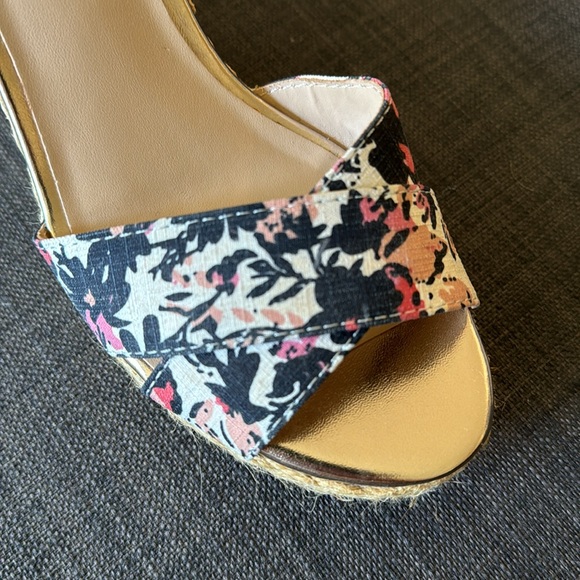 NEW Unisa wedges, size 6.5. Tan with fabric design in white, navy, pink & peach. - Picture 5 of 5